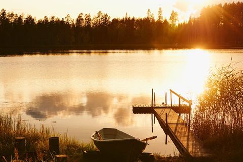 Der Sonnenuntergang über einem finnischen See.