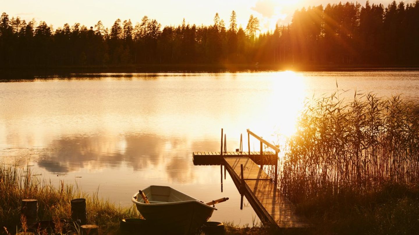 Der Sonnenuntergang über einem finnischen See.