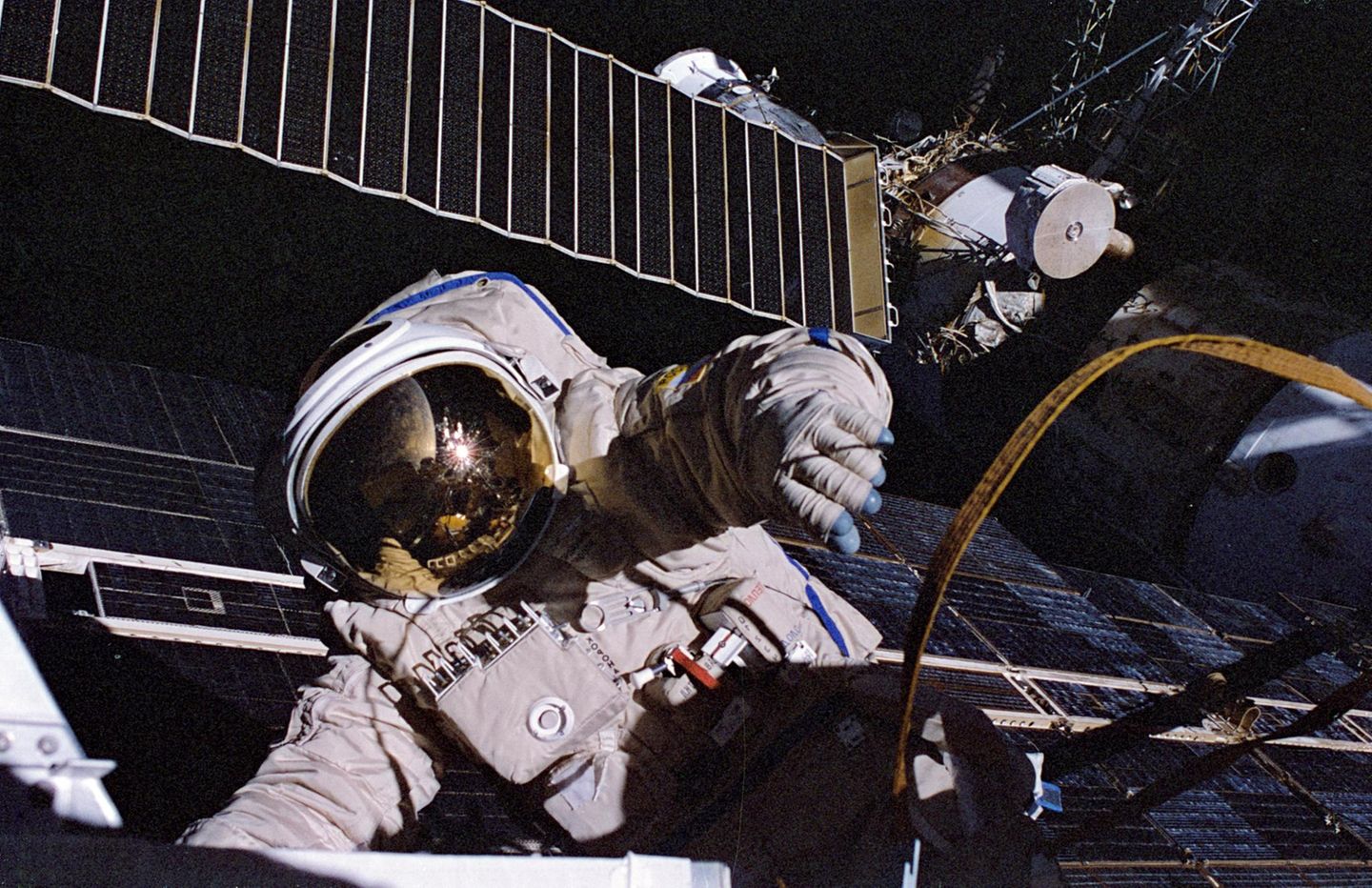 Wassili Zibilijew bei einer Reparatur an der Station Mir im Weltall