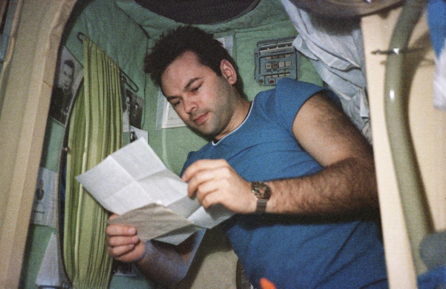 Alexander Laweikin mit einem Brief