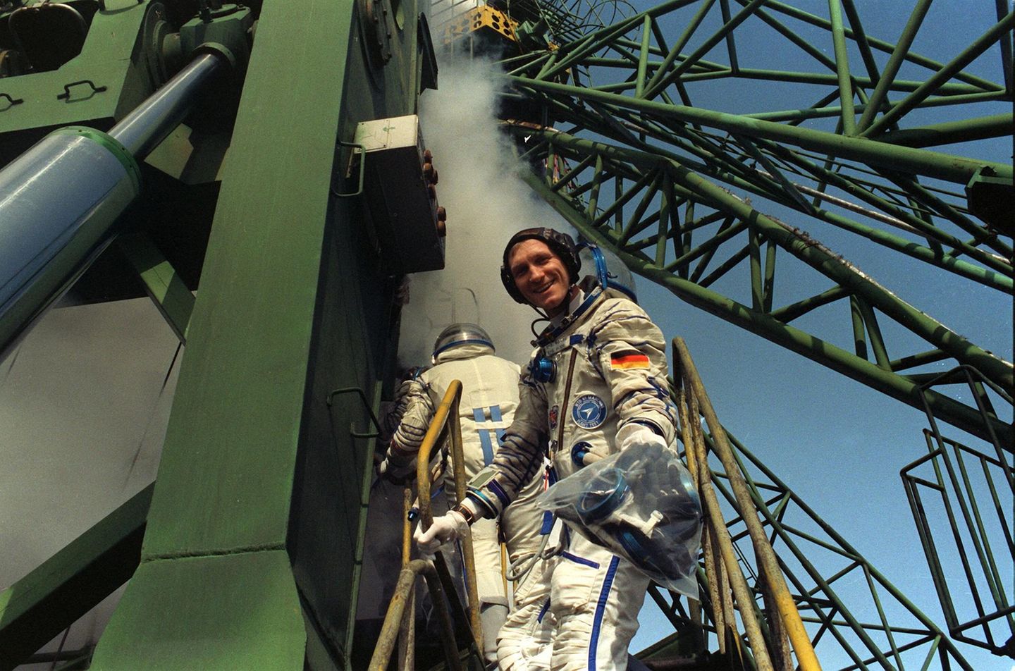 Klaus-Dietrich Flade lacht auf dem Weg zur Rakete