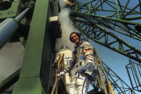 Klaus-Dietrich Flade lacht auf dem Weg zur Rakete