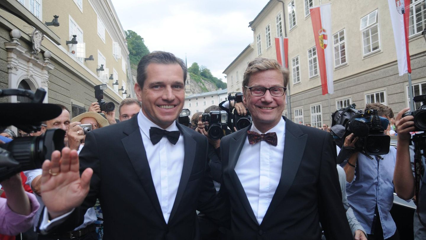 Der frühere Bundesaußenminister Guido Westerwelle und sein Partner Michael Mronz waren 13 Jahre lang ein Paar. 2010 gingen beide eine eingetragene Partnerschaft ein. 2016 verstarb der prägende FDP-Vorsitzende an Leukämie.