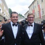 Der frühere Bundesaußenminister Guido Westerwelle und sein Partner Michael Mronz waren 13 Jahre lang ein Paar. 2010 gingen beide eine eingetragene Partnerschaft ein. 2016 verstarb der prägende FDP-Vorsitzende an Leukämie.