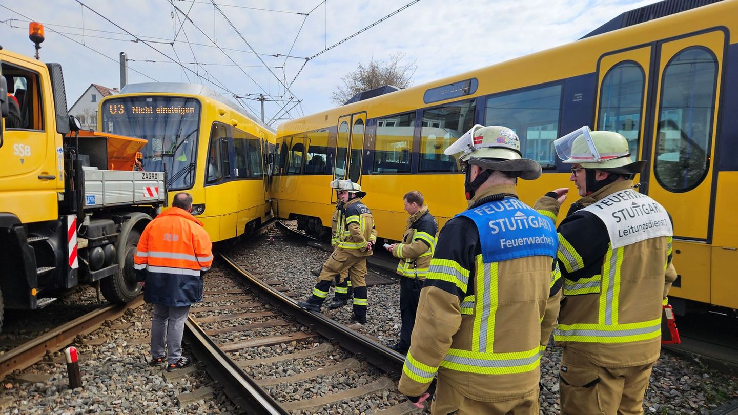 Ein Stadtbahnfahrer in Stuttgart hat eine weitere Bahn wohl zu spät erkannt. Foto: Andreas Rosar/dpa