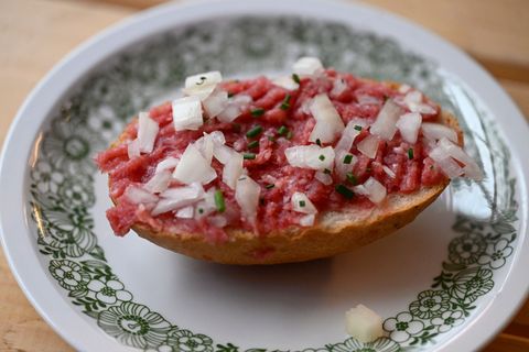 Erneuter Rückruf von Zwiebelmettwurst bei Penny. (Symbolbild) Foto: Roberto Pfeil/dpa