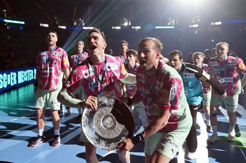 Sie ist wieder da: Die Meisterschale der Handball-Bundesliga. (Archivbild) Foto: Uli Deck/dpa