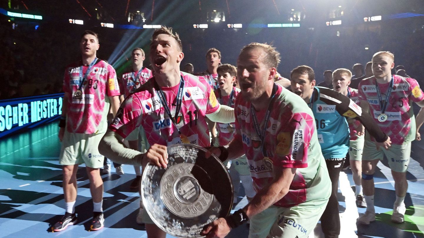 Sie ist wieder da: Die Meisterschale der Handball-Bundesliga. (Archivbild) Foto: Uli Deck/dpa