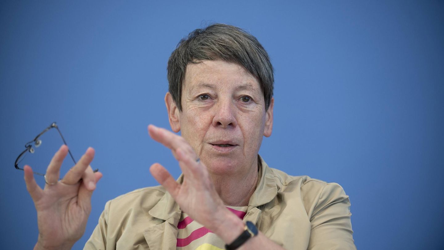 Barbara Hendricks zog als erste offen lesbisch lebende Politikerin in ein Bundeskabinett ein. Die SPD-Frau war von 2013 bis 2018  Bundesministerin für Umwelt und Bau im Kabinett Angela Merkels. 