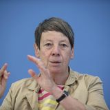 Barbara Hendricks zog als erste offen lesbisch lebende Politikerin in ein Bundeskabinett ein. Die SPD-Frau war von 2013 bis 2018  Bundesministerin für Umwelt und Bau im Kabinett Angela Merkels. 