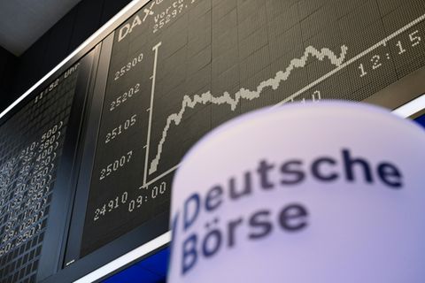 Schild mit Dax-Kurs an Frankfurter Börse am 19. Januar