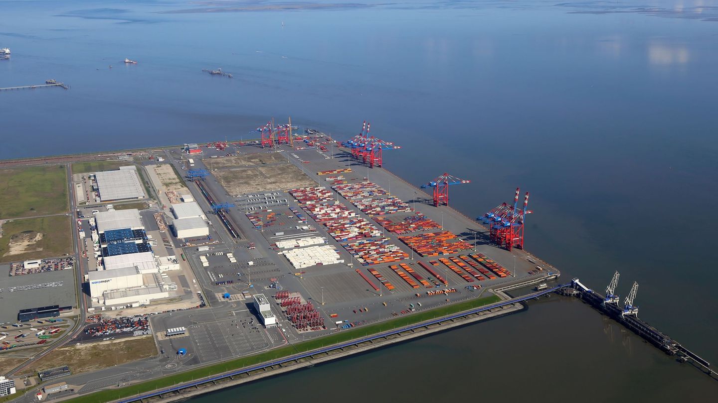 Der Umschlag an Niedersachsens Seehäfen stiegt deutlich - insbesondere am Jade-Weser-Port in Wilhelmshaven. (Archivbild) Foto: S