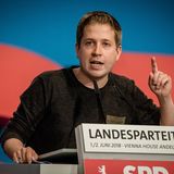 Der frühere Generalsekretär der SPD Kevin Kühnert hält sein Privatleben weitgehend aus der Öffentlichkeit heraus. Bekannt ist nur, dass sein Partner Mitglied der FDP ist.
