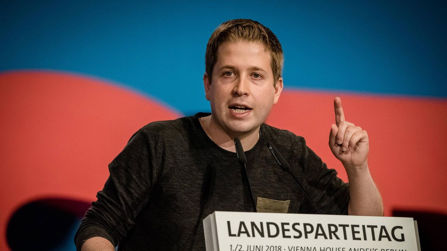 Der frühere Generalsekretär der SPD Kevin Kühnert hält sein Privatleben weitgehend aus der Öffentlichkeit heraus. Bekannt ist nur, dass sein Partner Mitglied der FDP ist.