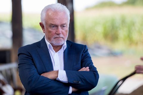 Wolfgang Kubicki mit verschrenkten Armen und ernstem Blick