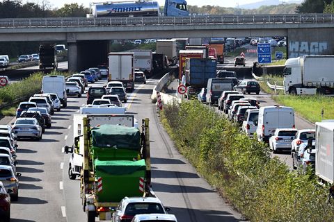 Stau vor allem an Baustellen: Zu Ferienbeginn dürfte es voll werden auf den Autobahnen. (Archivbild) Foto: Federico Gambarini/dp