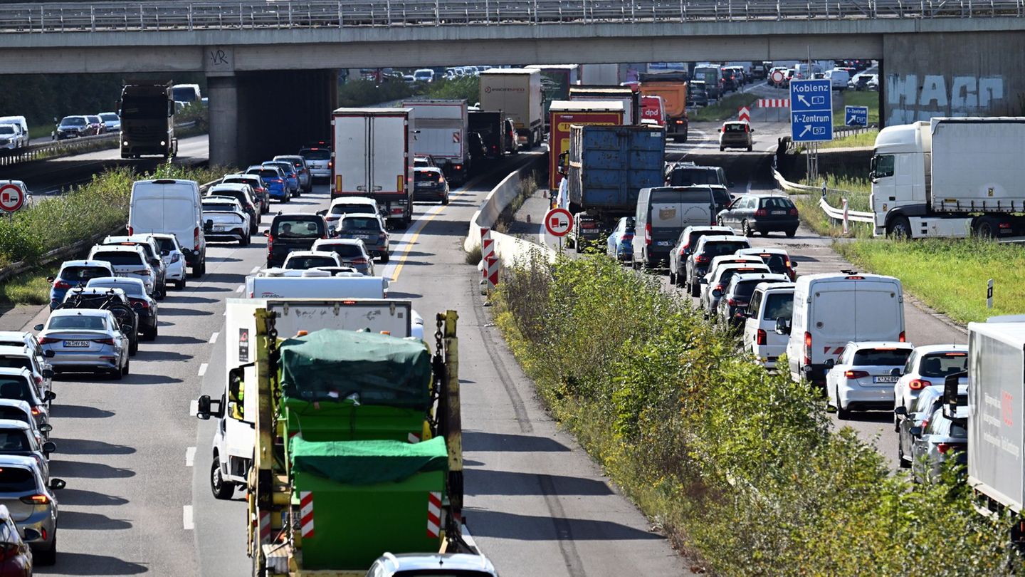 Stau vor allem an Baustellen: Zu Ferienbeginn dürfte es voll werden auf den Autobahnen. (Archivbild) Foto: Federico Gambarini/dp