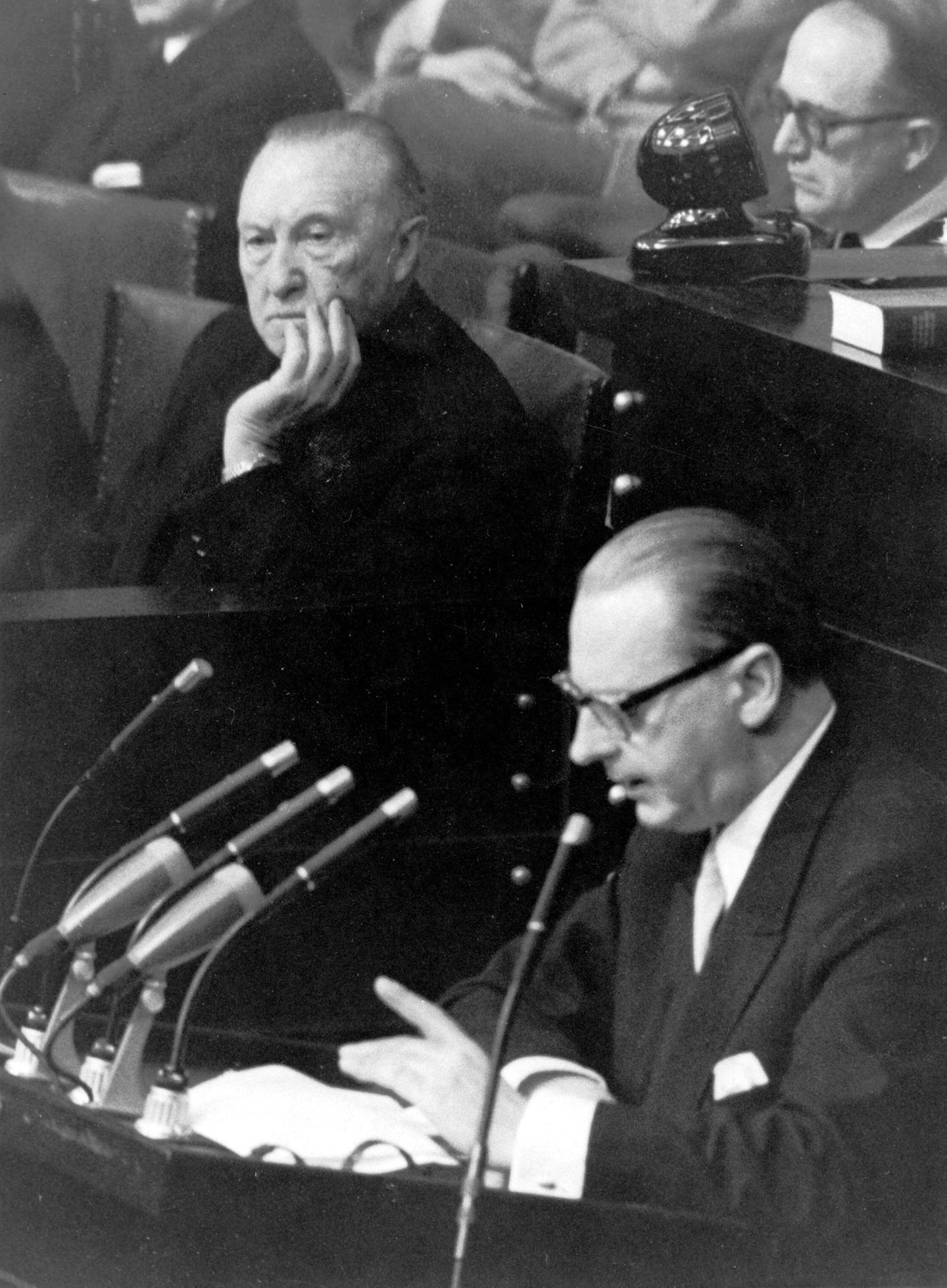 Außenminister Brentano im Bonner Bundestag mit Adenauer