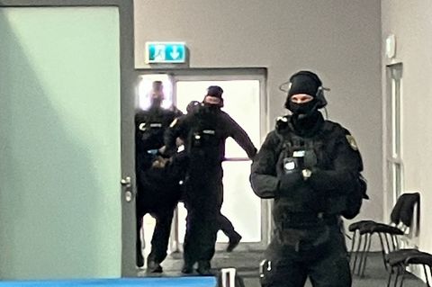 Spezialkräfte der Justiz tragen den Todesfahrer vom Magdeburger Weihnachtsmarkt in den Verhandlungssaal. Foto: Dörthe Hein/dpa-Z