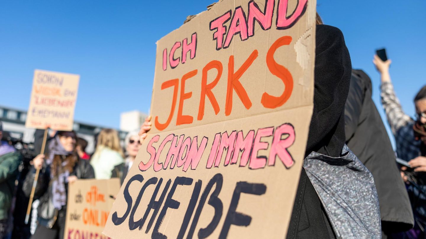 Demonstranten vor dem Brandenburger Tor protestieren gegen Christian Ulmen wegen Vorwürfen sexualisierter digitaler Gewalt