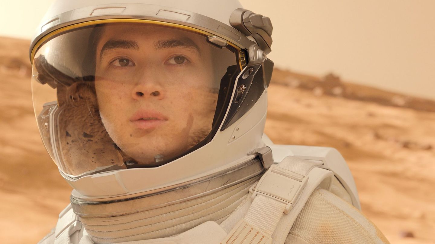 Auf dem Mars, der in Staffel fünf der Apple-Serie "For All Mankind" von etwa 5.000 Siedlern bevölkert ist, ist ein Mord geschehen. Die Ermittlungen lösen Intrigen und politische Verwicklungen aus. Alex Baldwin (Sean Kaufman) macht bei einem Ausflug einen schrecklichen Fund.