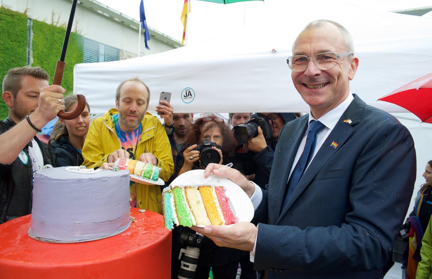 Volker Beck mit Torte