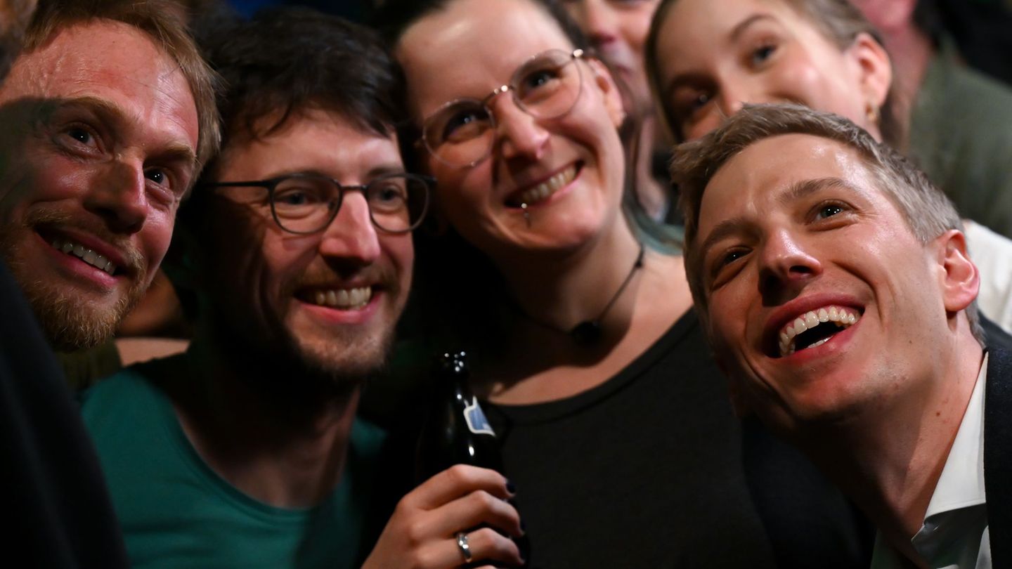 Dominik Krause nach seinem Wahlsieg auf der Party der Grünen. Foto: Sven Hoppe/dpa