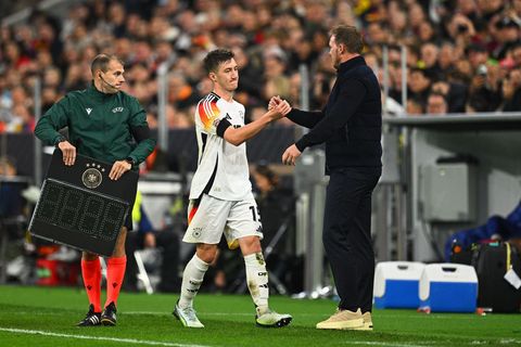 Ungeplantes Wiedersehen bei der Nationalmannschaft: Angelo Stiller (l) und Bundestrainer Julian Nagelsmann. (Archivild) Foto: To