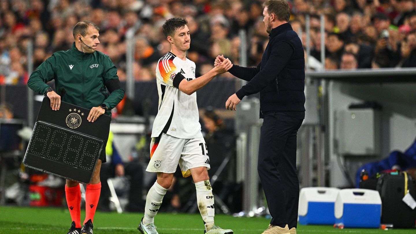 Ungeplantes Wiedersehen bei der Nationalmannschaft: Angelo Stiller (l) und Bundestrainer Julian Nagelsmann. (Archivild) Foto: To