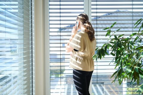 Immer mehr Arbeitnehmerinnen und Arbeitnehmer erhalten ein Diensthandy. Foto: Annette Riedl/dpa