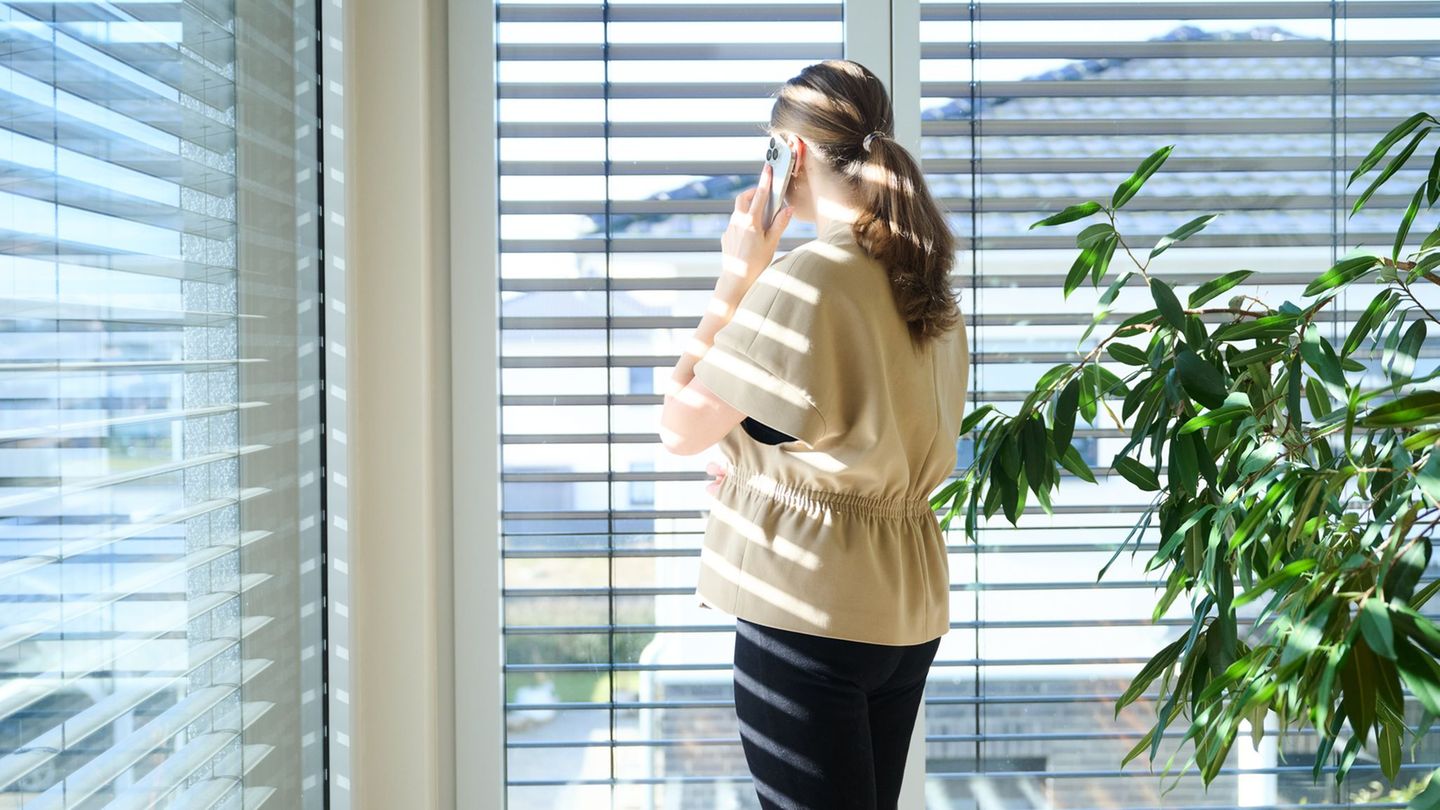 Immer mehr Arbeitnehmerinnen und Arbeitnehmer erhalten ein Diensthandy. Foto: Annette Riedl/dpa