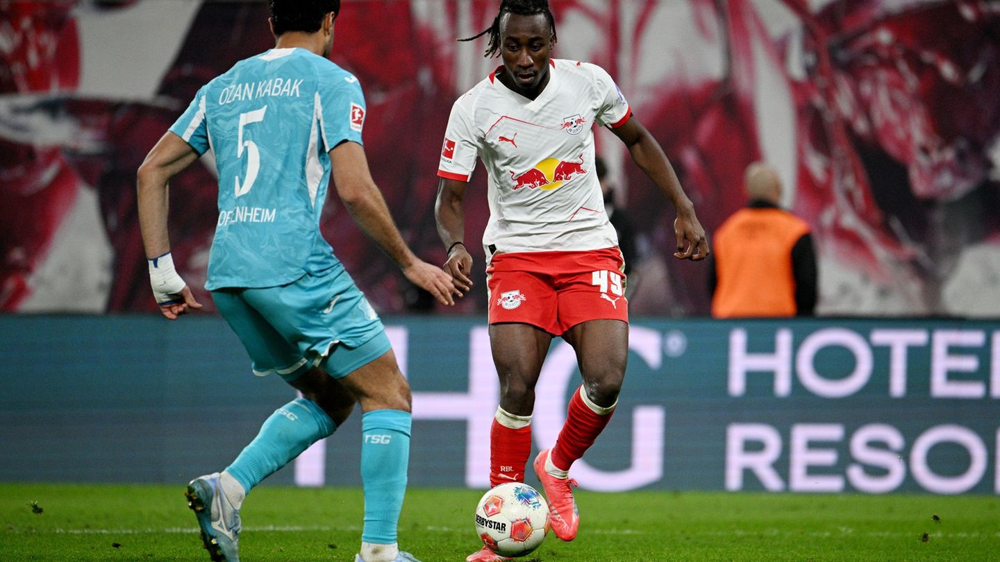 Leipzigs Yan Diomande (r,) fällt verletzt aus. (Archivbild) Foto: Julius Frick/dpa