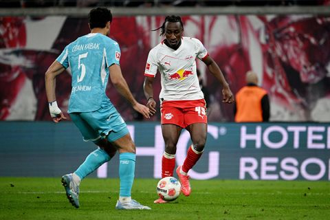 Leipzigs Yan Diomande (r,) fällt verletzt aus. (Archivbild) Foto: Julius Frick/dpa