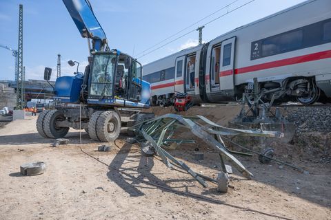 Nach der Kollision eines ICE mit dem Greifarm eines Baggers muss die Schadenhöhe noch ermittelt werden. Foto: Boris Roessler/dpa