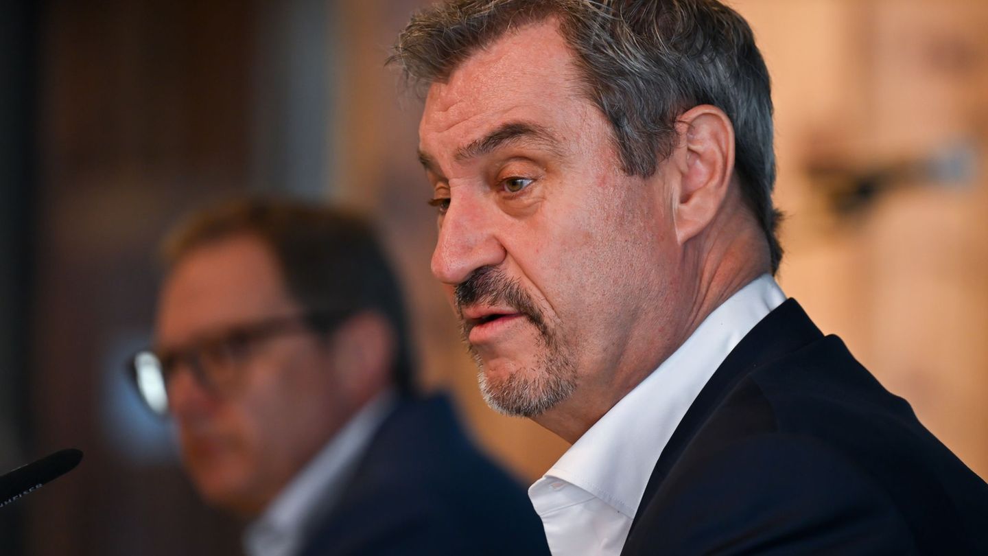 Markus Söder (rechts) gesteht nach teils schweren Verlusten seiner Partei bei den Stichwahlen einen Dämpfer für die CSU ein. Fot