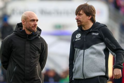 Elversbergs Trainer Vincent Wagner (r.) muss künftig ohne Manager Nils-Ole Book auskommen. (Archivbild) Foto: Frank Molter/dpa