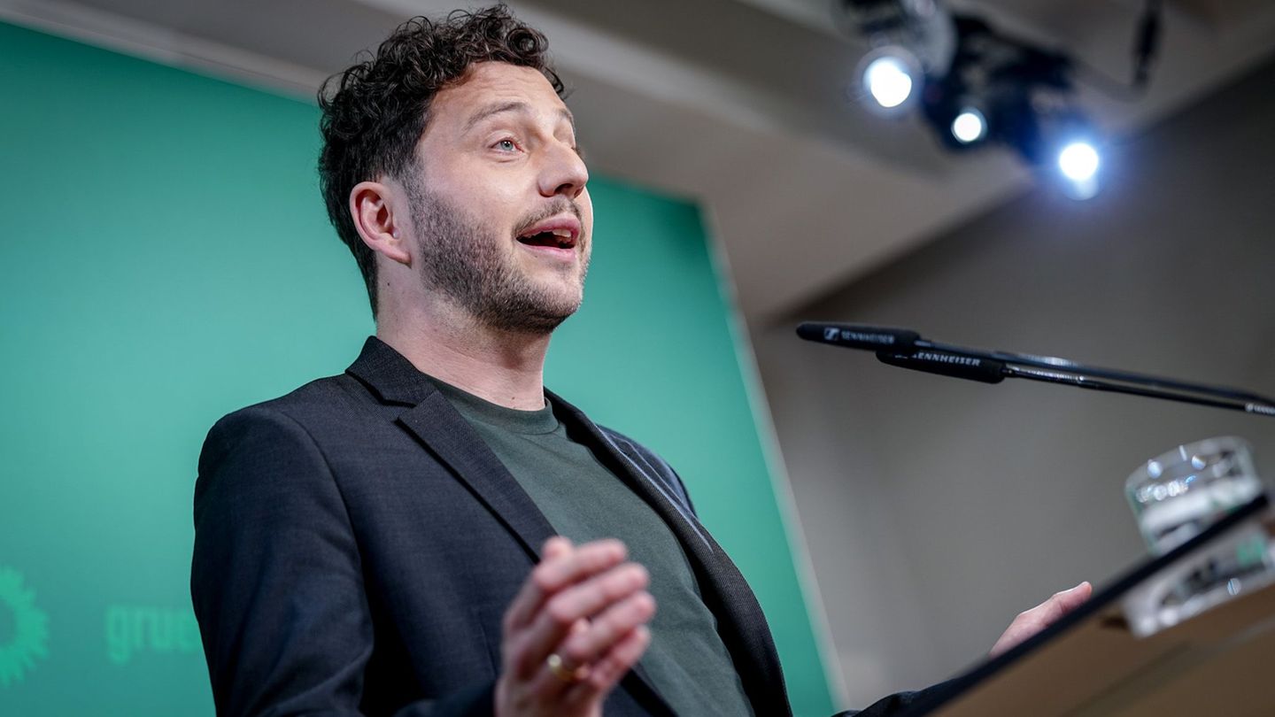 Der Grünen-Vorsitzende Felix Banaszak freut sich auf das Oktoberfest. Foto: Kay Nietfeld/dpa
