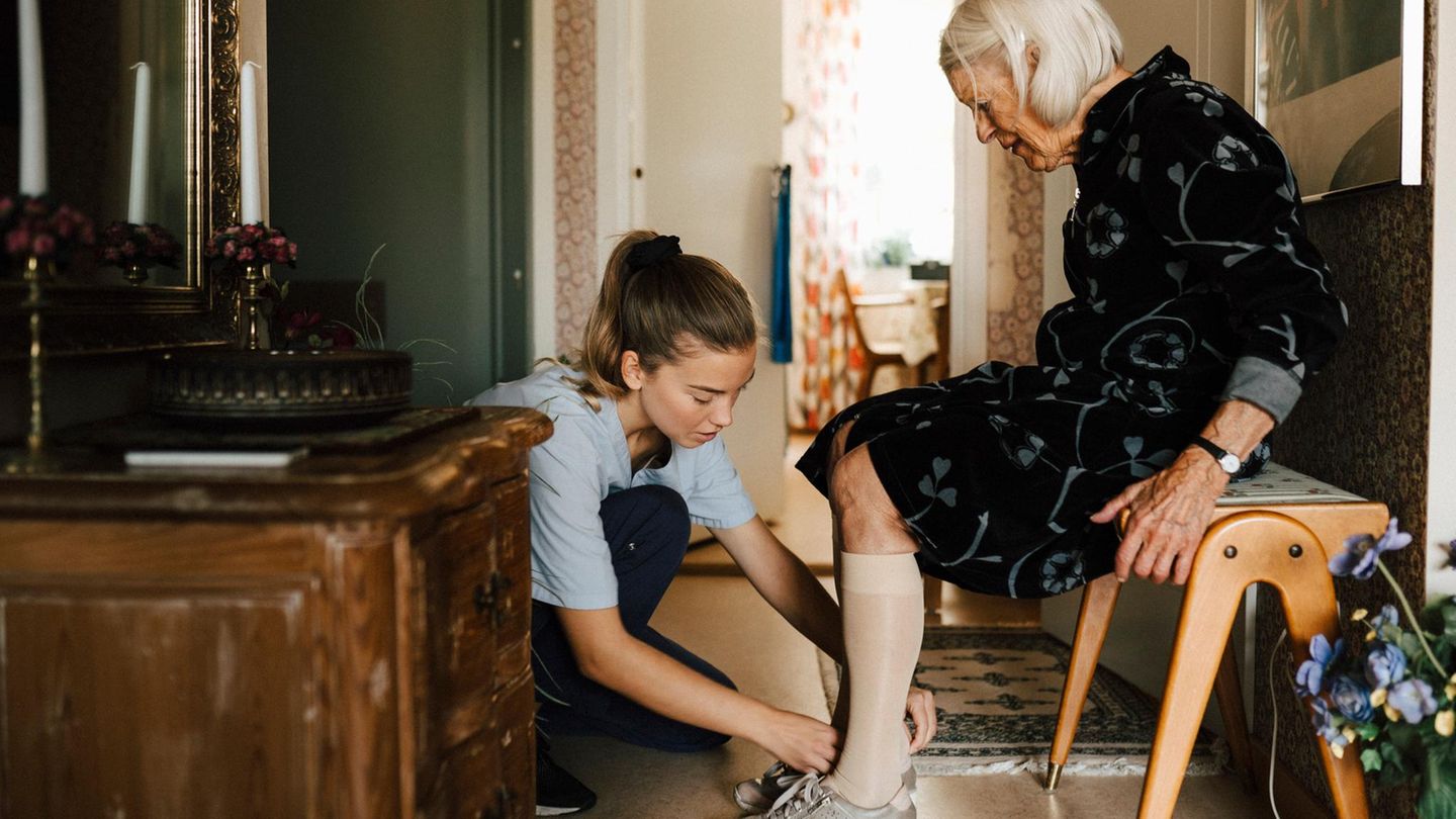Leben im Alter: Eine Pflegekraft aus Osteuropa für daheim? Das sollten Sie bedenken