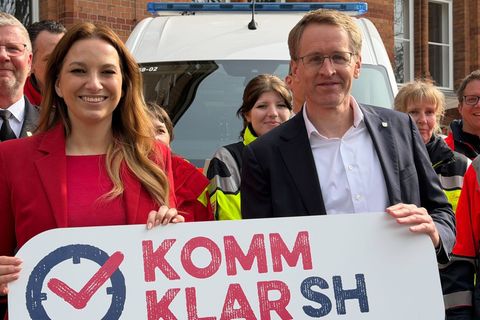 Innenministerin Magdalena Finke und Ministerpräsident Daniel Günther (beide CDU) werben für die Kampagne. Foto: André Klohn/dpa