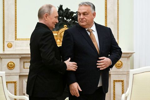 Orban pflegt trotz des russischen Angriffskrieges enge Kontakte zu Kremlchef Wladimir Putin. (Archivbild) Foto: Alexander Nemeno