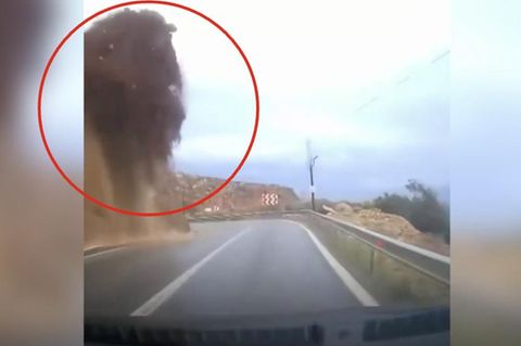 Erdrutsch erwischt Autofahrer – Dashcam filmt Schockmoment