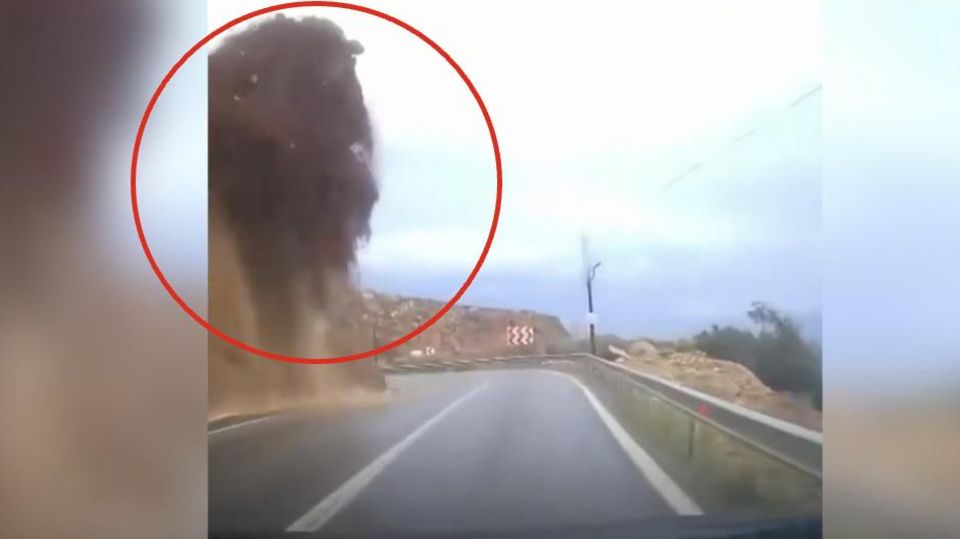 Erdrutsch erwischt Autofahrer – Dashcam filmt Schockmoment