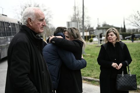 Angehörige der Opfer spenden sich gegenseitig Trost
