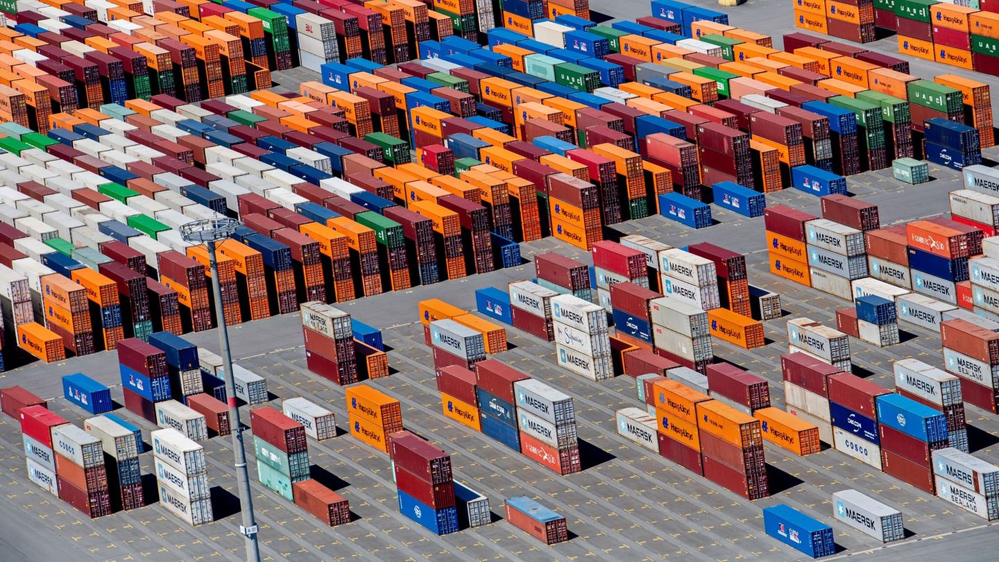 Der Umschlag an Niedersachsens Seehäfen stiegt deutlich - insbesondere am Jade-Weser-Port in Wilhelmshaven. (Archivbild) Foto: H