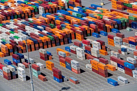 Der Umschlag an Niedersachsens Seehäfen stiegt deutlich - insbesondere am Jade-Weser-Port in Wilhelmshaven. (Archivbild) Foto: H