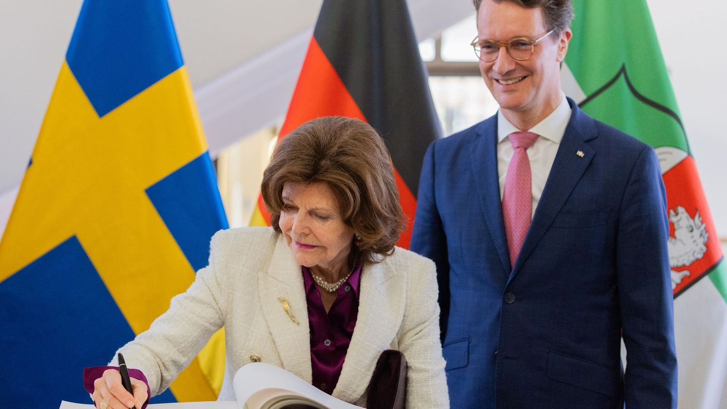 Königin Silvia in der NRW-Staatskanzlei mit Ministerpräsident Hendrik Wüst. Foto: Rolf Vennenbernd/dpa