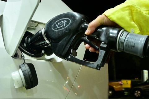 Autofahrerin tankt im kalifornischen Monterey Park