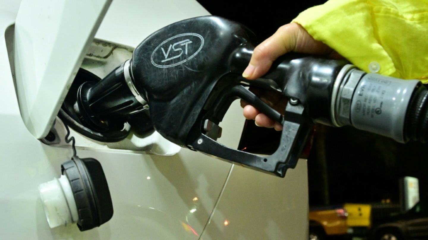 Autofahrerin tankt im kalifornischen Monterey Park