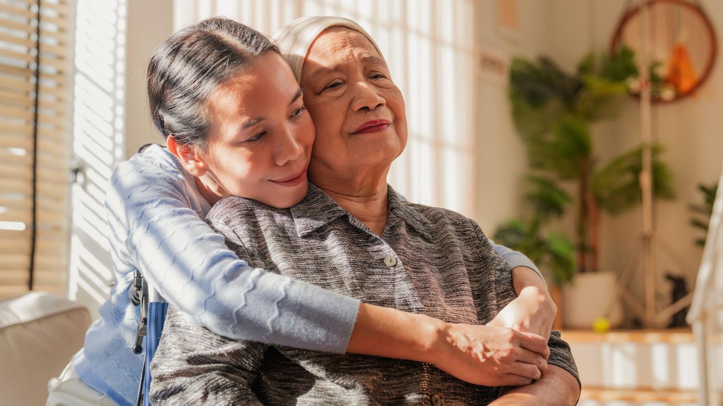 Eine krebskranke Mutter wird von ihrer Tochter umarmt