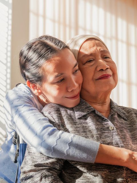 Eine krebskranke Mutter wird von ihrer Tochter umarmt